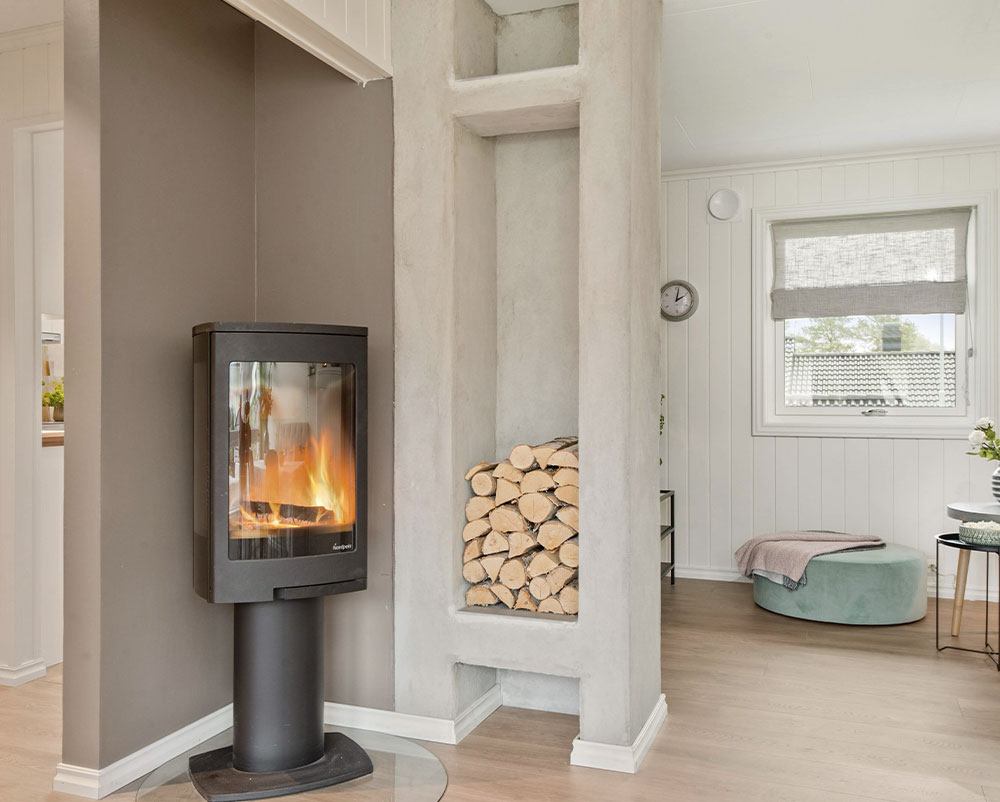 Kamin und Feuerholz integriert in der Wand